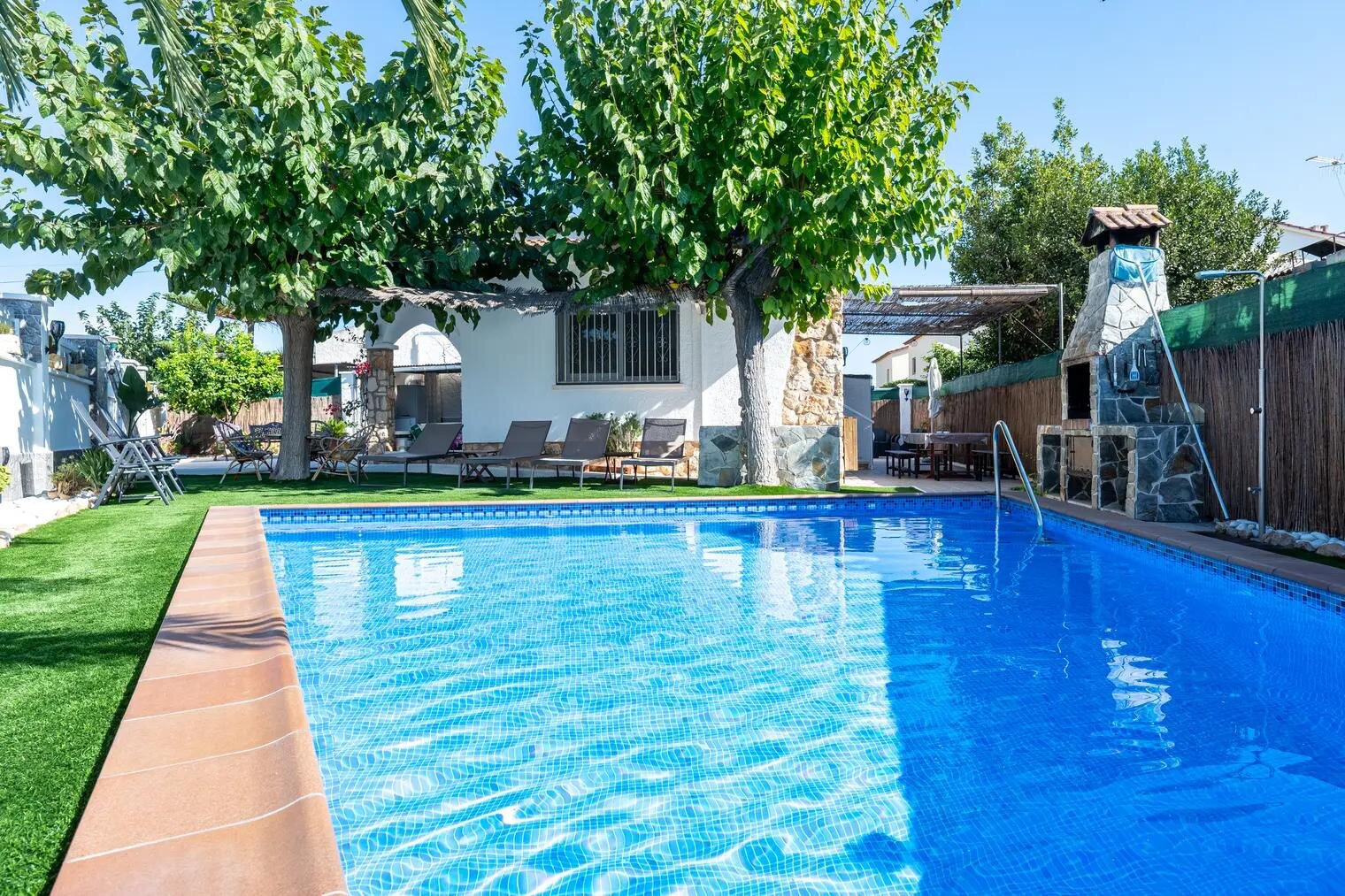 La piscine côté maison